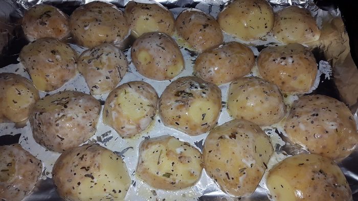 Куриные крылышки и молодой картофель, запеченные в духовке