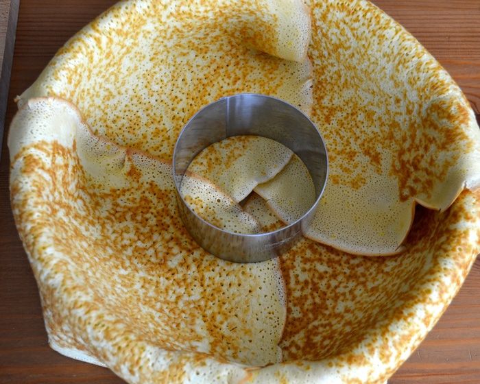 Блинный торт с бананами и шоколадным муссом