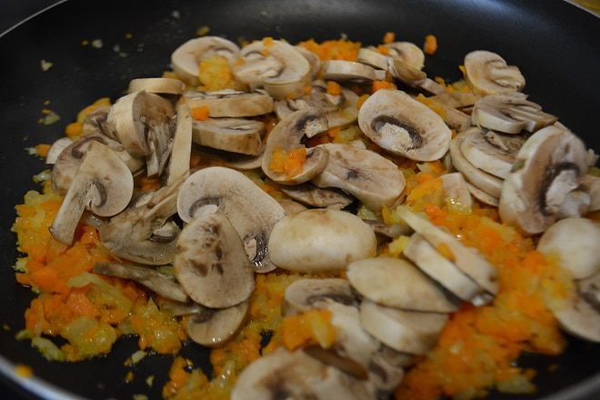 Перловая каша с мясом и грибами в горшочке