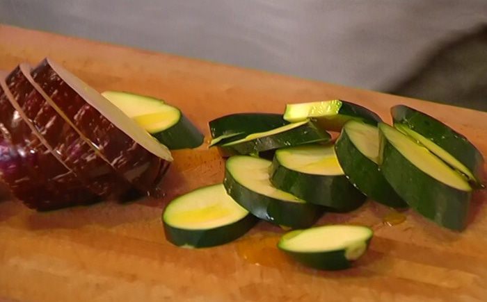 Овощи-гриль с руколой и сырной заправкой