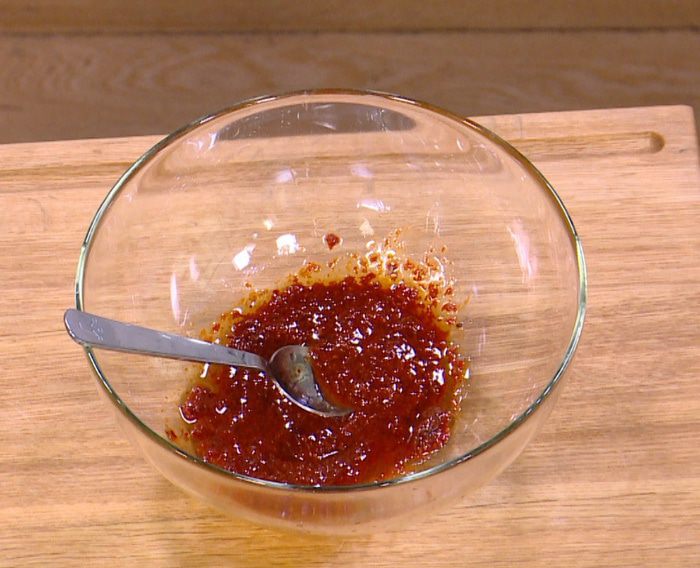 Бутерброды с курицей, моцареллой и красным песто 