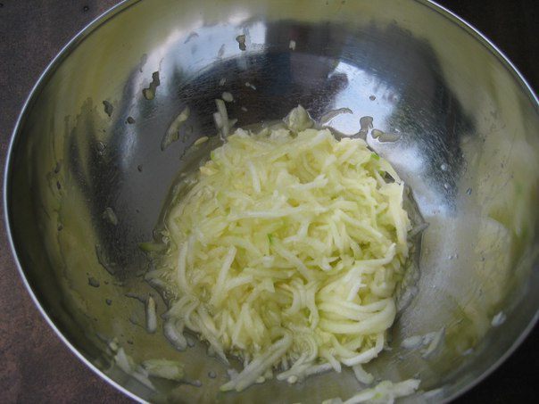 Кабачковые оладьи с козьим сыром и йогуртовым соусом