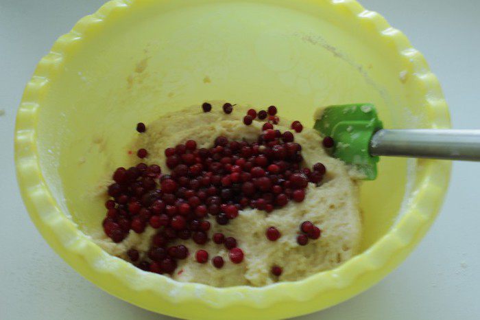 Маффины с марципаном и брусникой