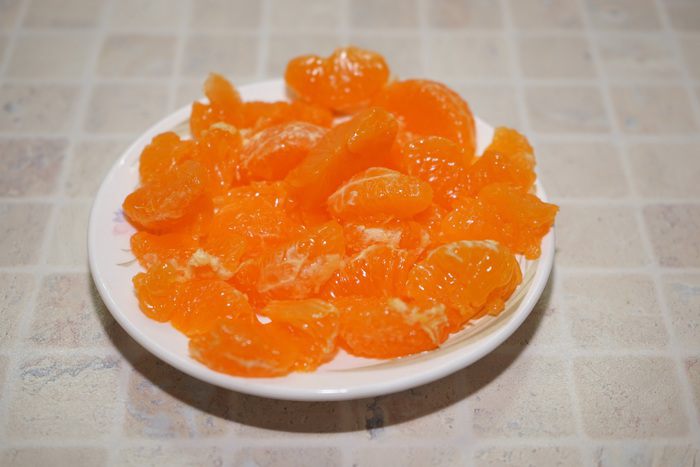 Французский салат из хурмы с козьим сыром