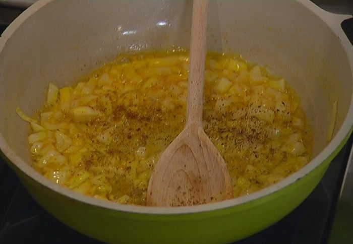 Запеченная утка, фаршированная диким рисом и яблоками