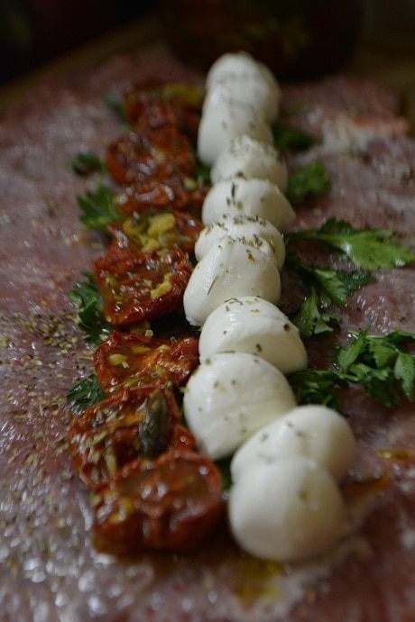 Мясо &amp;quot;Капрезе&amp;quot; с вялеными томатами и моцареллой
