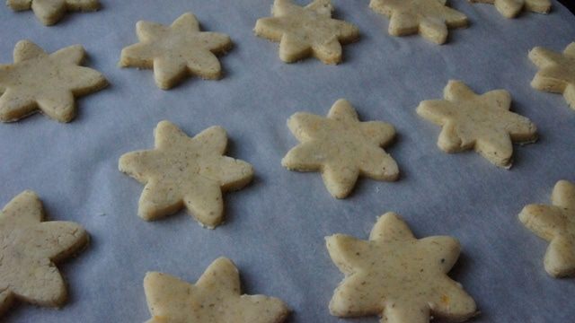 Рассыпчатое печенье с ромашкой и лимоном