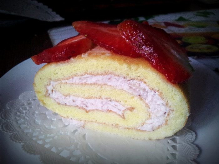 Рулет с клубникой и белым шоколадом