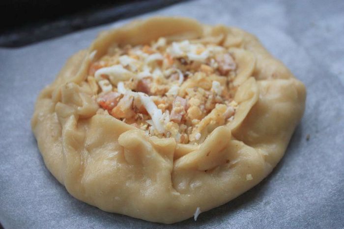 Расстегаи с копченым мясом, сыром и орехами