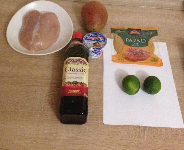 Кусочки курицы в индийской лепешке с манго и лаймовой заправкой