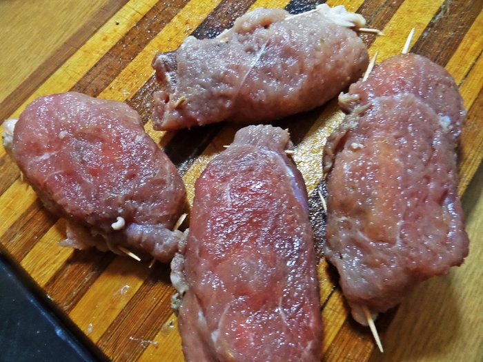 Мясные рулетики с сырной начинкой
