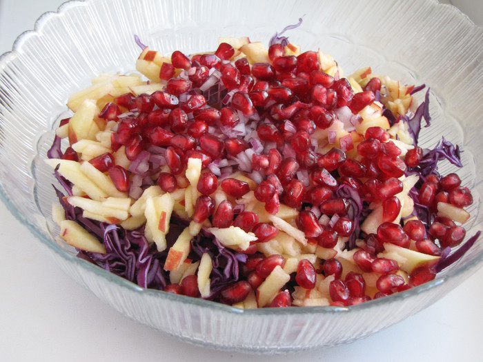 Капустный салат с яблоком, гранатом и орехами