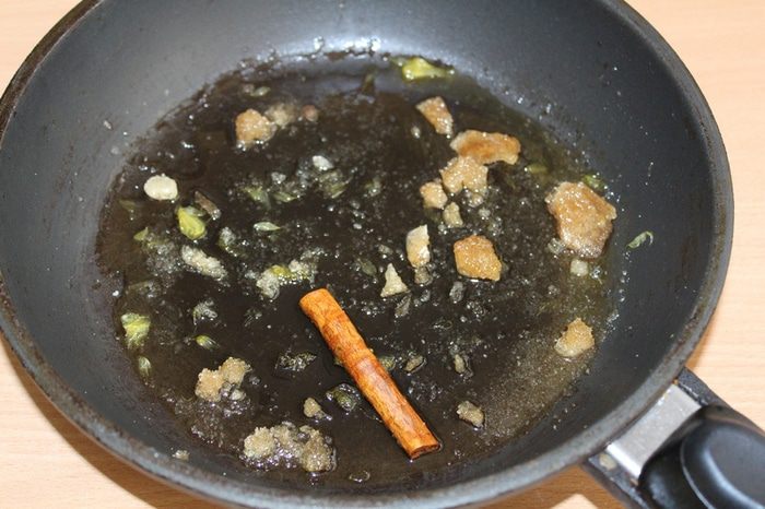 Пирог со сливой и спиральками с корицей