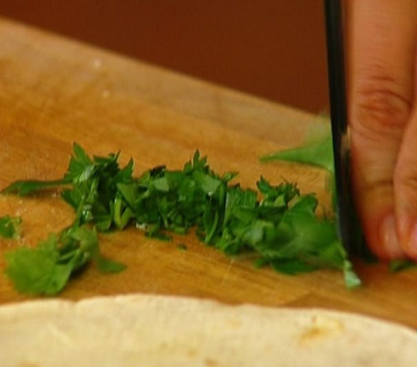 Тортилья-роллы с курицей, творогом и вялеными помидорами 