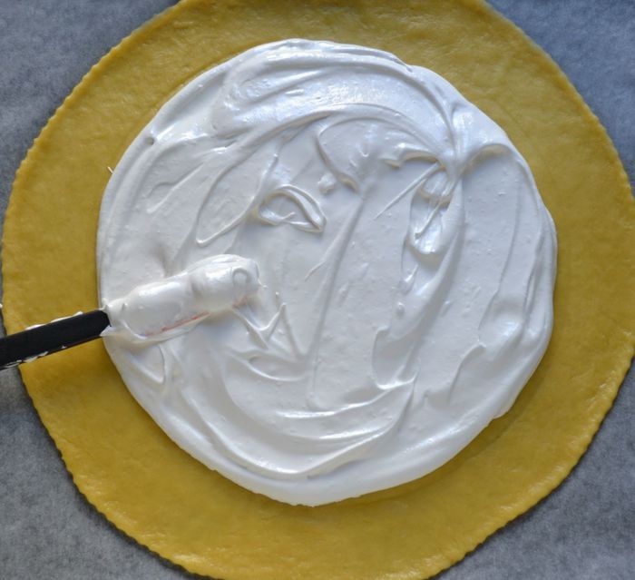 Галета с безе и ягодами