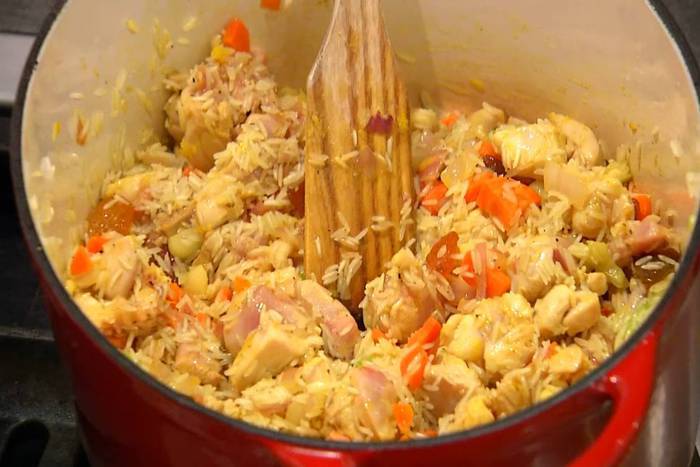 Пилаф с курицей, изюмом и кедровыми орешками