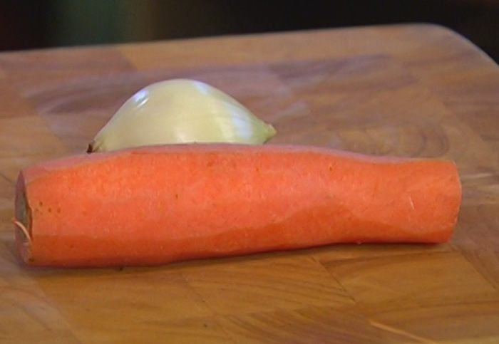 Уютный куриный суп с овощами и спагетти