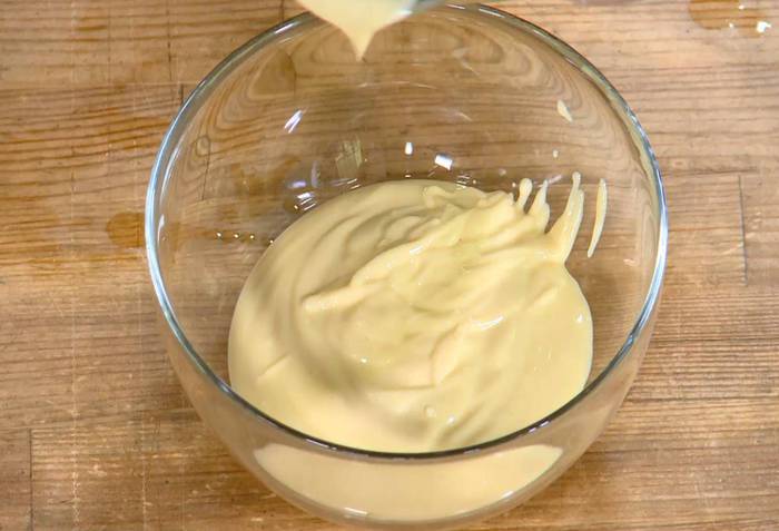 Круассаны, запеченные с яйцами, сыром и ветчиной 