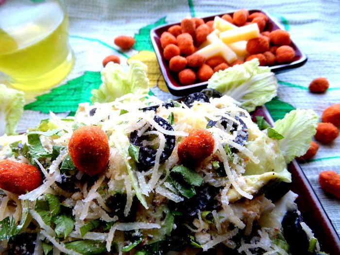 Сырный салат с оливками и авокадо