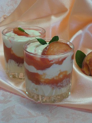 Ванильное мороженое с персиками