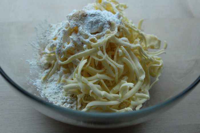 Мини-галеты из цельнозерновой муки с луком-пореем, козьим сыром и кедровыми орехами