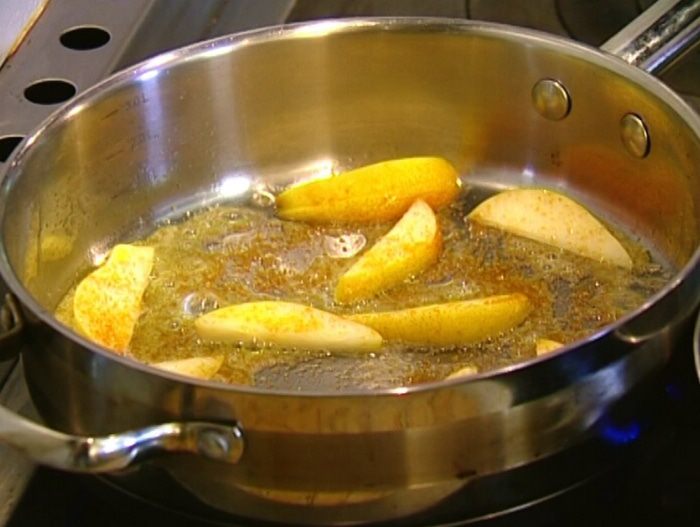 Миндальные блины с карамелизированными грушами