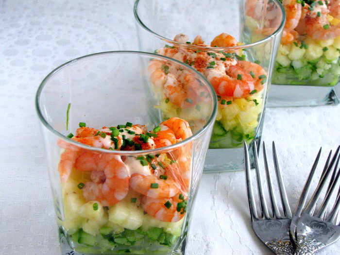 Салат-коктейль с креветками и ананасом