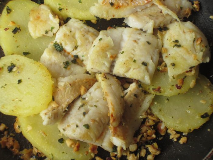 Хек с картофелем и фундуком