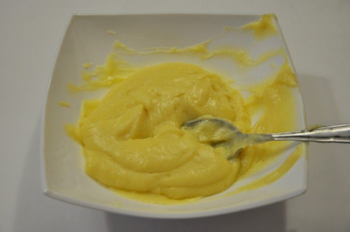 Миндальный торт с шоколадным муссом, безе и карамелью