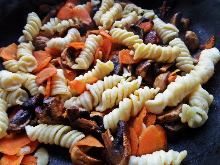 Праздничный салат с пастой