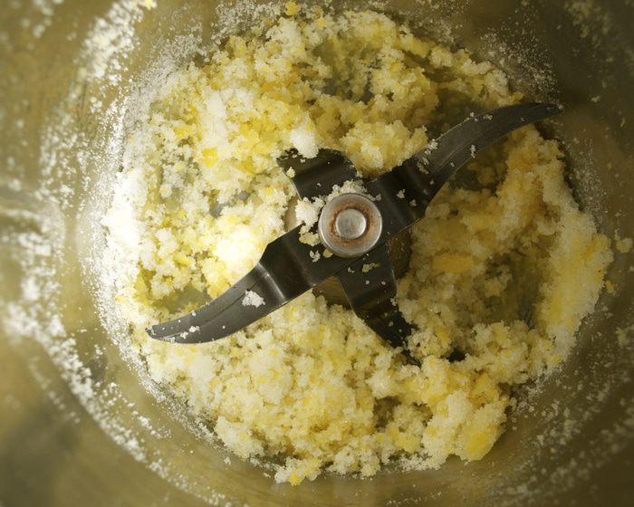 Тарт с лимонным кремом и фисташками