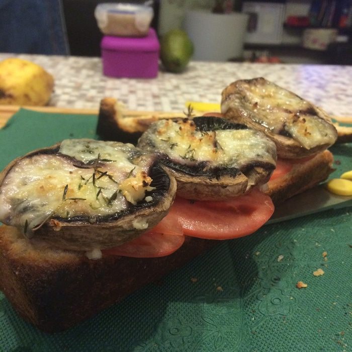 Хрустящий сэндвич с грушами-гриль и запеченными грибами