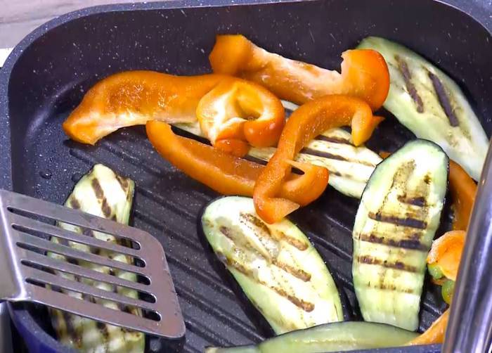 Киноа с жареными овощами и соусом песто 