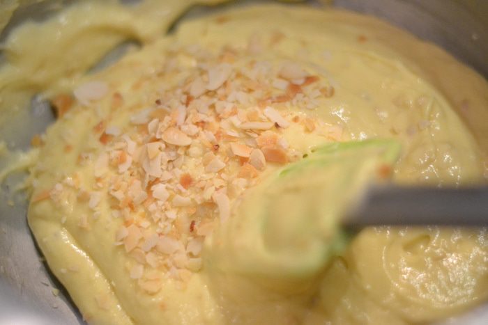 Пушистый ванильный кекс с миндалем и кусочками шоколада