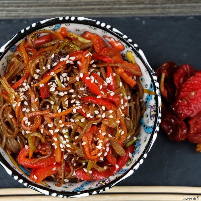 Гречневая лапша, приготовленная в воке, с соусом «Якисоба»