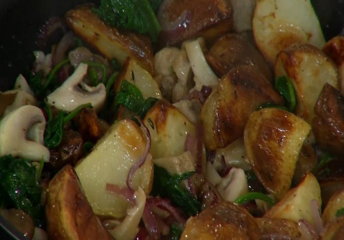 Яйца, запеченные с картофелем, грибами и шпинатом 