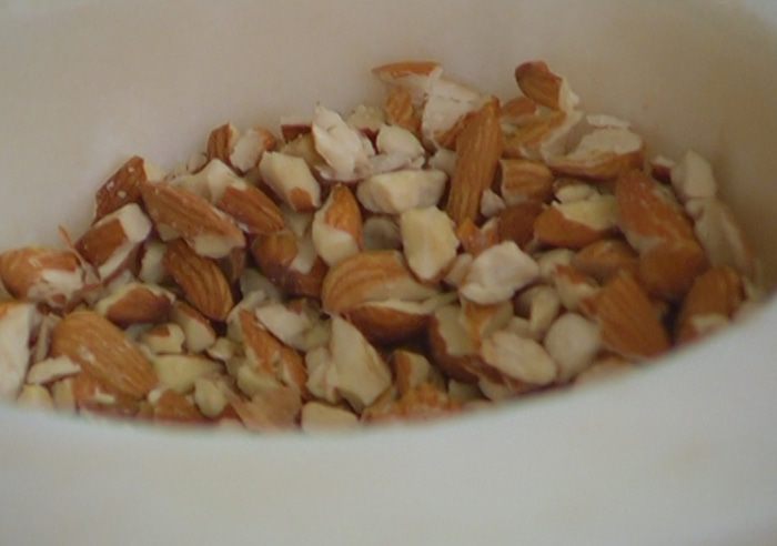 Теплый салат из красного риса с зеленью и миндалем