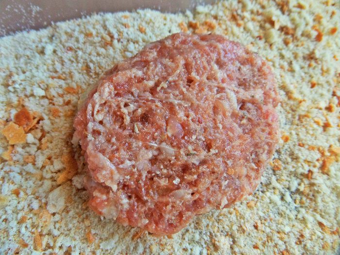 Котлеты с беконом, салатом и рисом