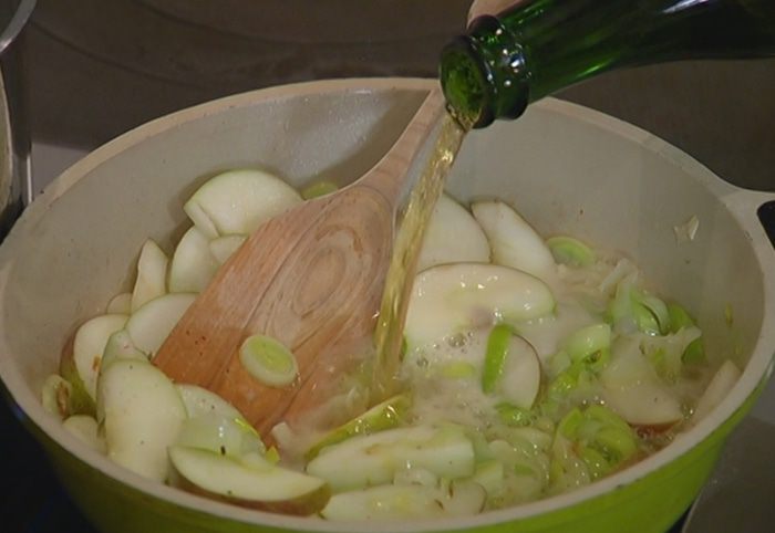 Купаты, запеченные с пореем и яблоками