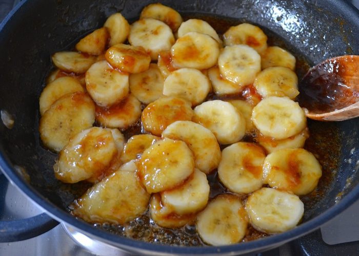 Блинный торт с бананами и шоколадным муссом