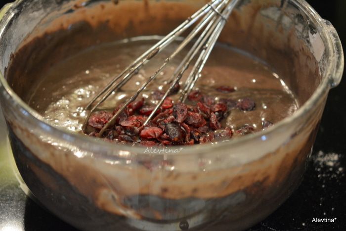 Шоколадный торт с клюквой