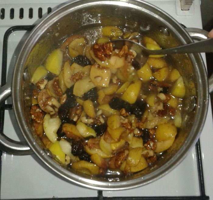 Грушевое варенье с грецкими орехами и черносливом
