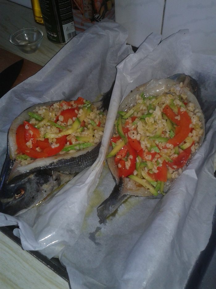 Дорада, фаршированная булгуром с овощами