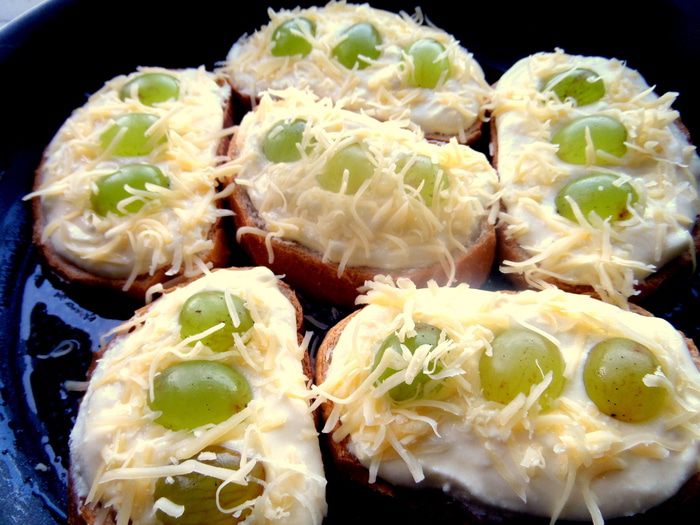 Запеченные гренки с творогом и виноградом
