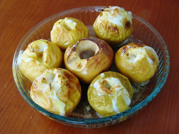 Десерт из печеных яблок с молочным киселем