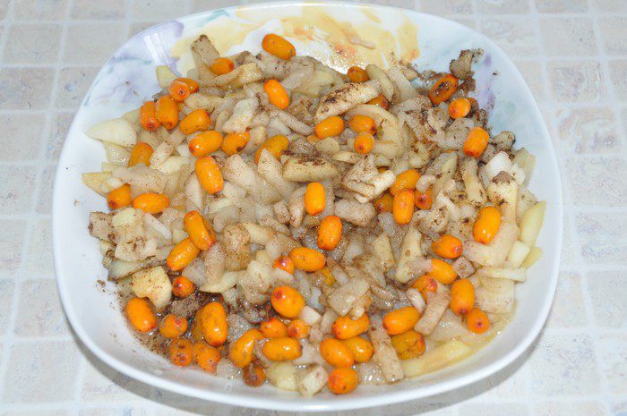 Пирог из теста фило с грушей, облепихой и карамельными яблочками