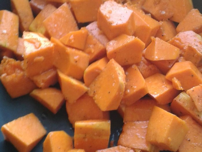 Теплый салат из тыквы с красным луком и фасолью