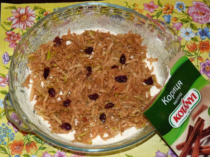 «Сухой» яблочный пирог с корицей и вяленной клюквой