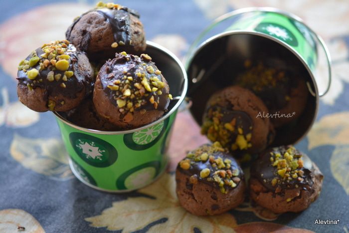 Печенье шоколадное с фисташками