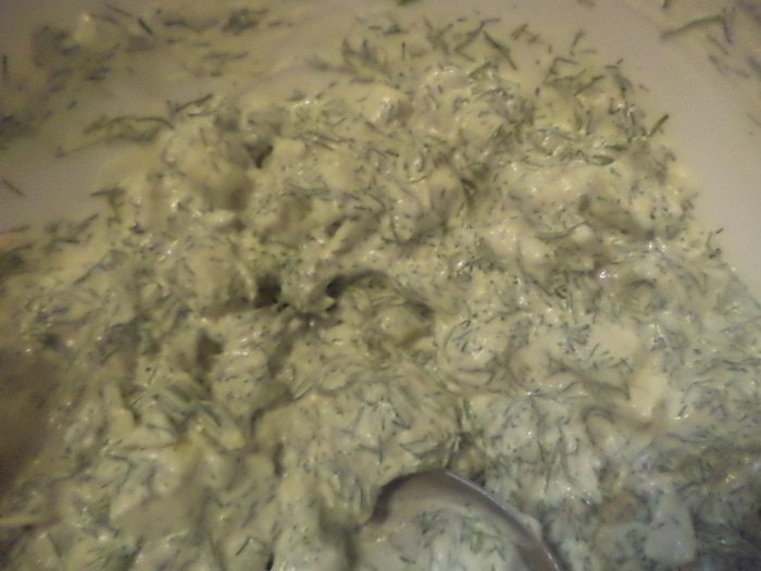 Салат из авокадо, копченой рыбки и бекона